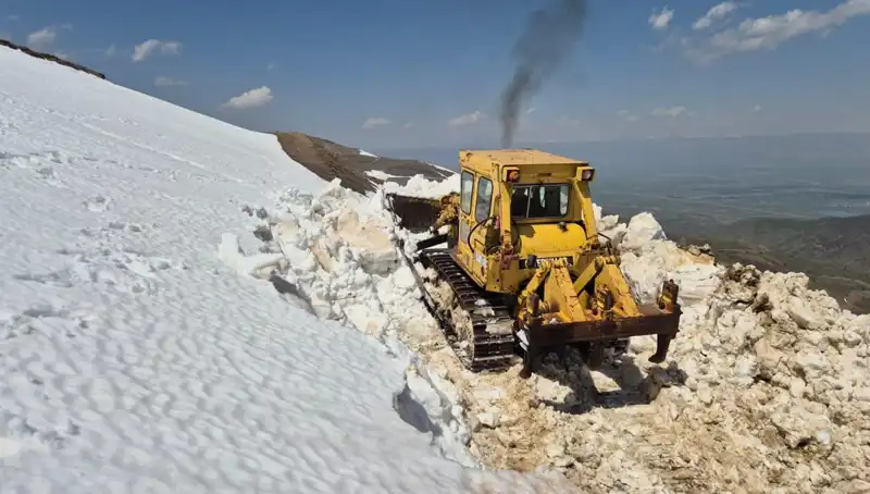 Nisan’da 2 Metreyi Aşan Kar: Yol Açma Çalışmaları Hız Kazandı
