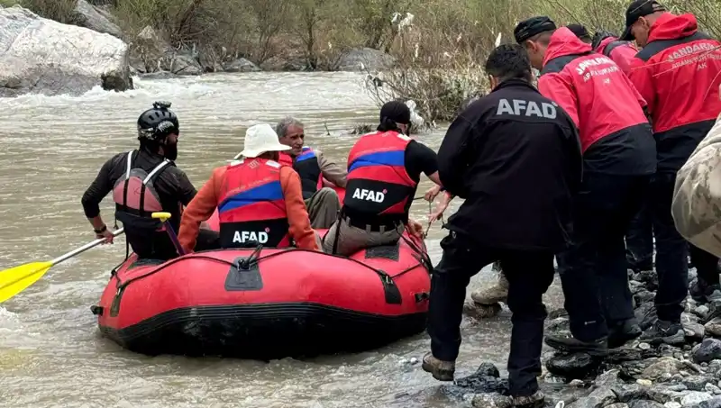Zap Suyu'nda Mahsur Kalan 4 Kişi Kurtarıldı: Dramatik Kurtarma Operasyonu