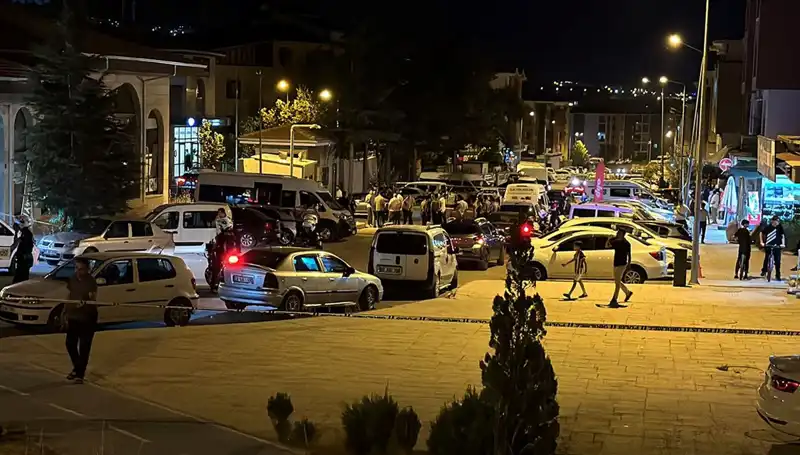 İki Ailenin Kavgası: Sokakta Büyüyen Gerilimde 3 Yaralı