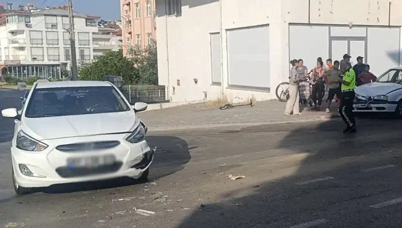 Antalya'da Otomobil Kazası: İki Araç Çarpıştı, Yaralılar Var