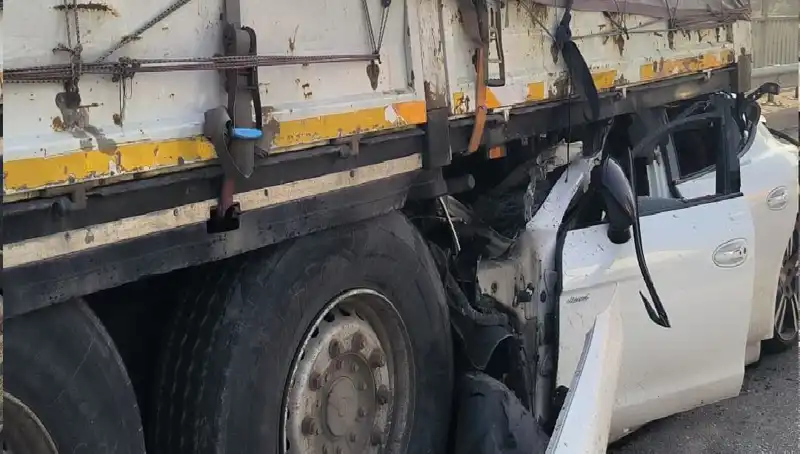 TIR'a Kaza Sonrası Ok Gibi Saplanan Makaralar Kazanın Boyutunu Değiştirdi