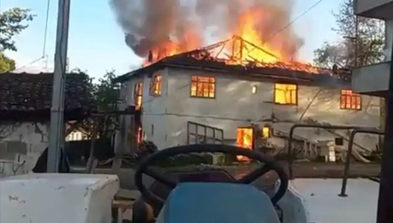 İki Katlı Ev Yangını: Korku Dolu Anlar ve Sonrası