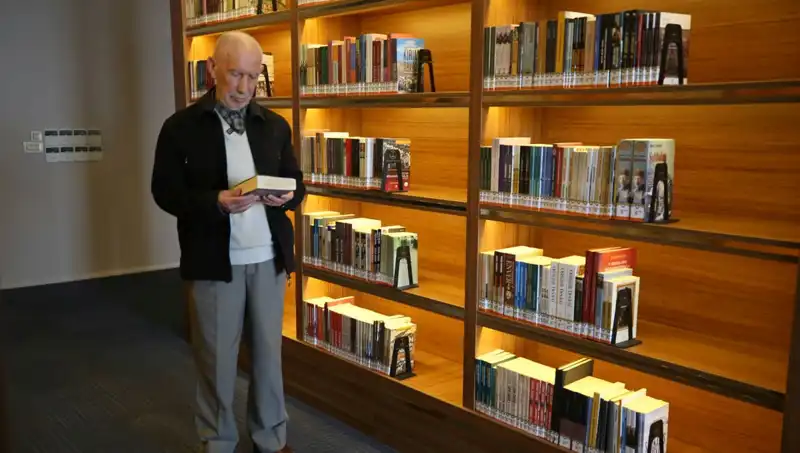 71 Yıldır Okuma Tutkusuyla Yaşayan 8 Yaşındaki Çocuk: 71 Yıllık Yolculuk