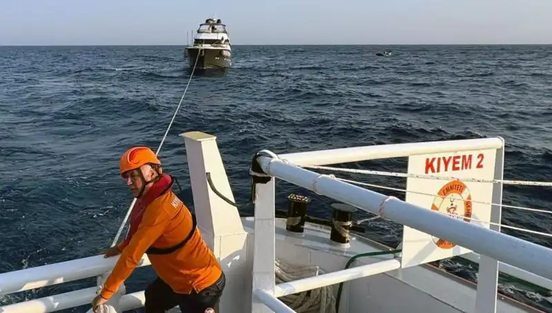Marmaris açıklarında sürüklenen tekne dramatik bir kurtarma operasyonuyla kurtarıldı