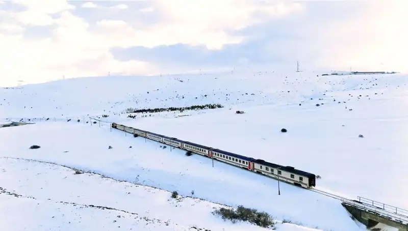 Turistik Doğu Ekspresi ile Kışın Büyüsüne Yolculuk: Masalsı Manzaralar
