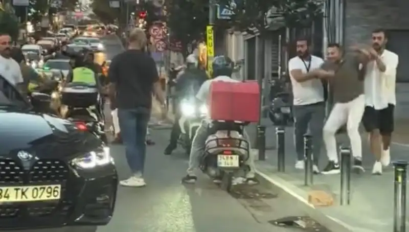 Nişantaşı'nda Alevlenen Yol Verme Tartışması Sopalı Kavgaya Dönüştü
