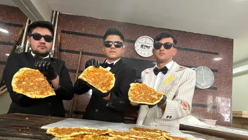 Takım Elbiseli Fırıncılar: Modern Fırıncılığın Şıklığına Dikkat Çeken Performans