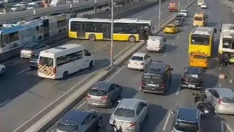 İstanbul'da Trafiği Alt Üst Eden Kaza: İETT Otobüsü İki Araca Çarptı!