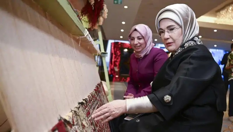 Emine Erdoğan'ın Sanat Eseri: Halı Açık Artırmada, Gelir Depremzedelere Bağışlandı