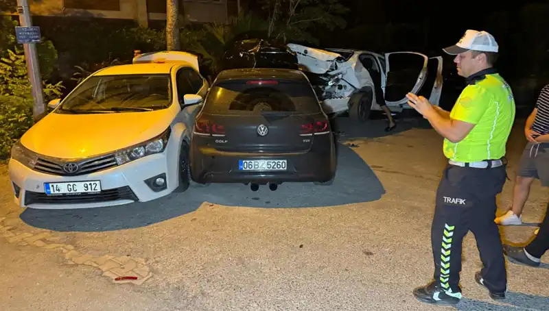 Alkollü Sürücü Sokağı Kaosa Sürükledi: Üç Araçta Hasar