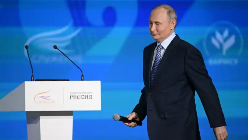 Rusya'nın Yabancı Ajan Yasası: Putin İmzayı Attı, Ne Değişecek?