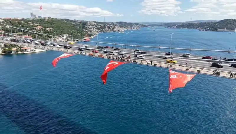 Türkiye'nin İkonik köprüsünde dev Türk bayrağı dalgalanıyor!
