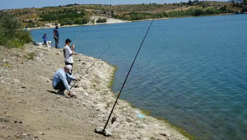 Kafes Patladı: Balık Tutma Yarışı Baraja Akın Ettirdi!