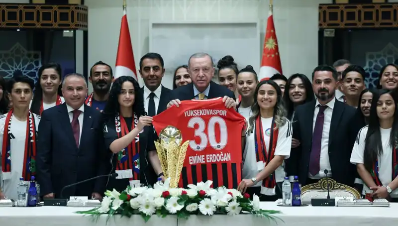 Cumhurbaşkanı Erdoğan, Yüksekovaspor Kadın Futbol Takımı'nı Kabul Ederek Sporun Gücünü Vurguladı