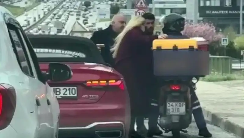 D-100'de Korku Dolu Anlar: Motokurye ile Tartışan Şahıs Silah Çekti