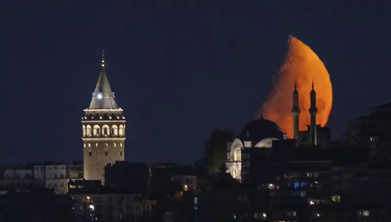 İstanbul'da Yarım Ay Gökyüzünde Büyüleyici Bir Manzara Yaratıyor