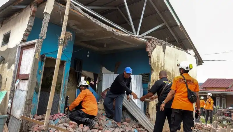Endonezya'da 5,7 Büyüklüğünde Deprem: 8 Ev Çöktü, Yaralılar Var