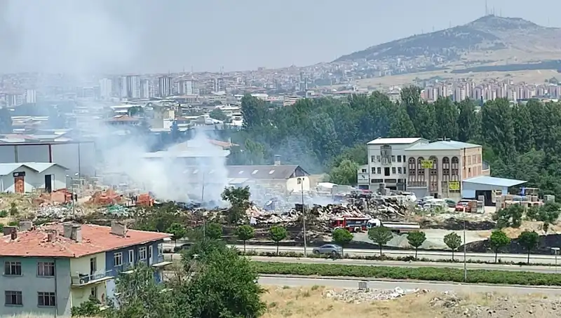 Otluk Alanında Çıkan Yangın, Depoyu Küller İçinde Bıraktı