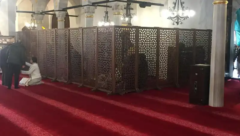 Kadın ve Erkeklerin Yan Yana Teravih Namazı Kıldığı İddiası İncelendi!