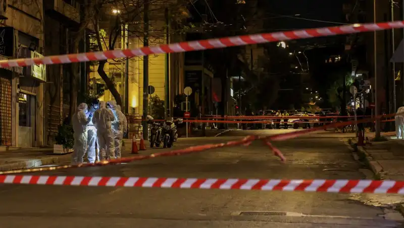 Atina'da Şüpheli Çanta Patladı: Kentte Panik Yolu Açtı