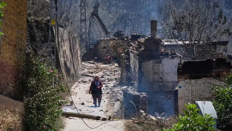 Türkiye'nin İki Şehrinde Yangın Felaketi: İzmir ve Bilecik 415 Binayı Kaybetti