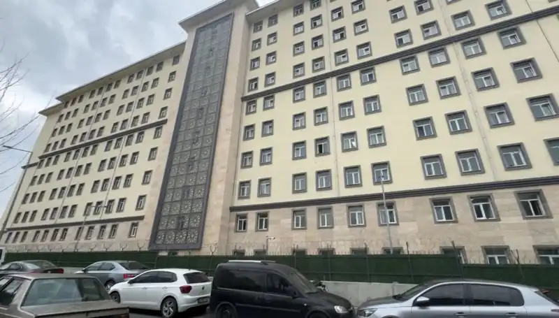 Kız Öğrenci Yurdunda Şok Olay: Takipçiler Yurt İçerisinde Arama Yaptı!