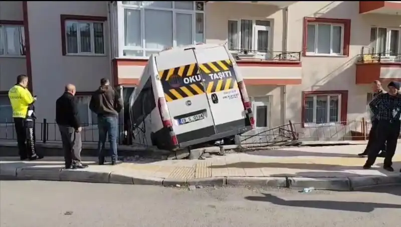 Okul Servisi Balkona Girdi: İki Öğrenci Yaralandı, Olayın Nedeni Ne?