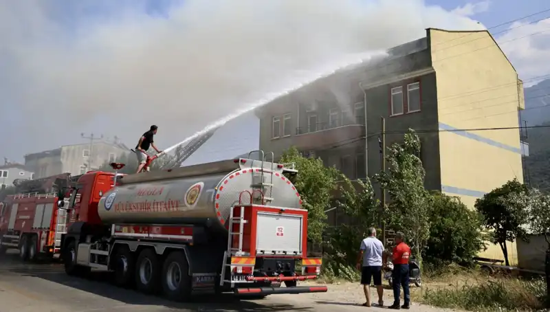 Çatı Katındaki Yangın: Bir Apartman Mahalleyi Korkuttu