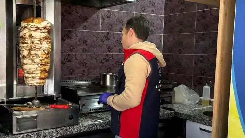 Tavuk Döner Alarmı: İşletmelere Baskınlar, Halk Sağlığı Tehdidi!