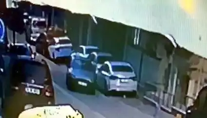 Esenyurt'ta Park Halindeki Araçlara Çarpan Sürücü Kaçtı: Güvenlik Kamerası İnceleniyor