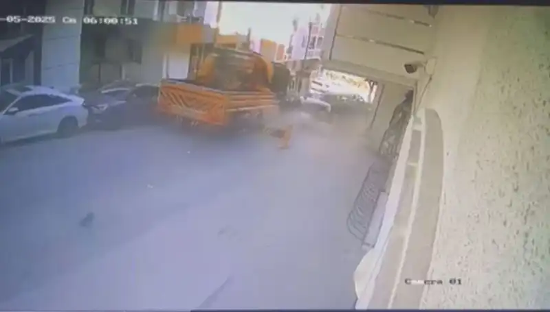 Kontrolden Çıkan Vinç, 23 Araca Çarparak Neyse Ki Durabildi!