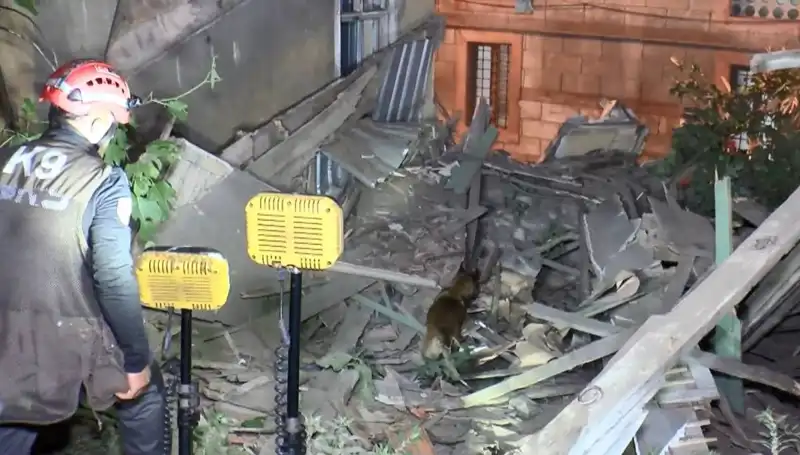 İstanbul'da Deprem Sonrası Çökme: Hasar Alan Bina Yıkıldı!