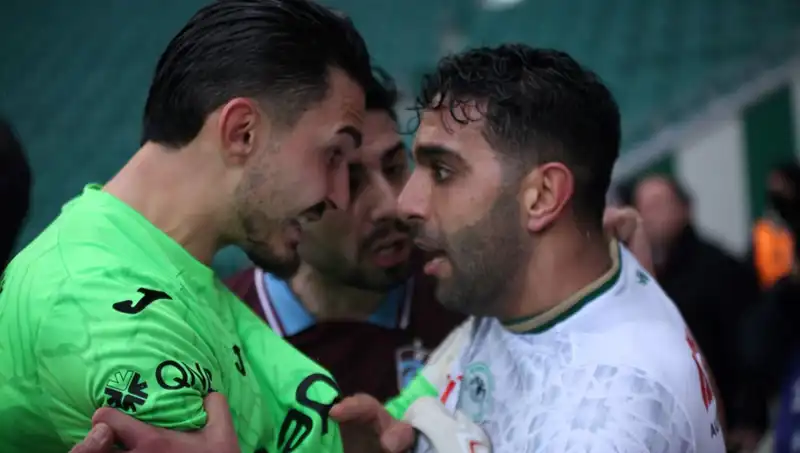 Konyaspor-Trabzonspor Maçında Şok Olumsuz Anlar: Futbolcular Arasında Gerginlik Patlak Verdi