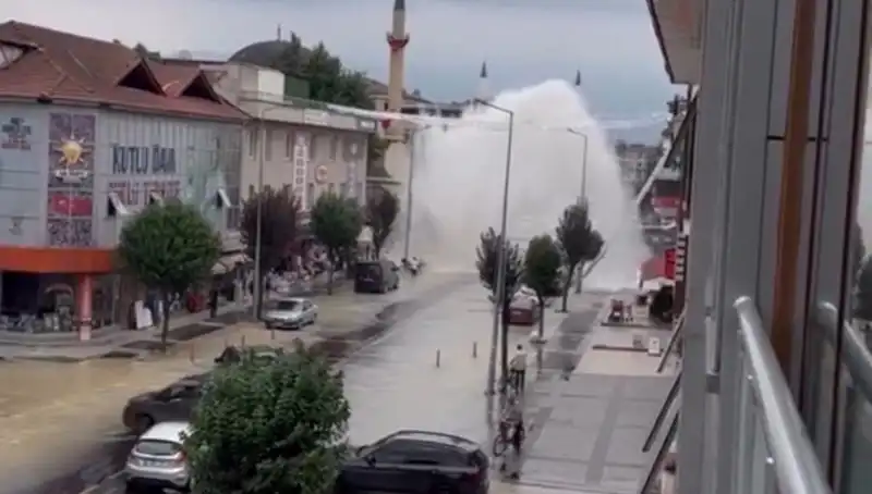 İçme Suyu Hattı Patladı: Su Fışkırması Şehri Sıcaklardan Kurtardı