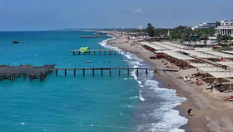 Antalya Sahillerinde Güneş ve Eşsiz Manzaralar Tatilcileri Bekliyor