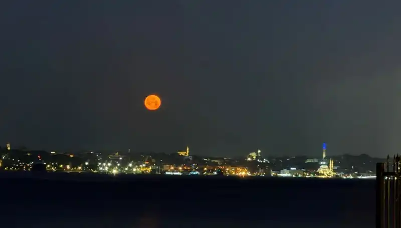 Çilek Dolunayı İstanbul'da Nefes Kesici Görüntüler Sunuyor