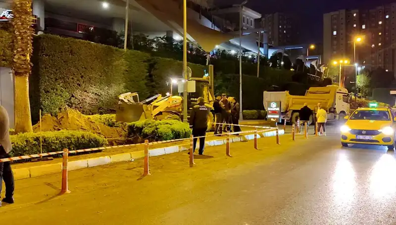 Alışveriş Merkezi Girişinde Doğalgaz Paniği: Kaçış Yolu Arayan Kalabalık!