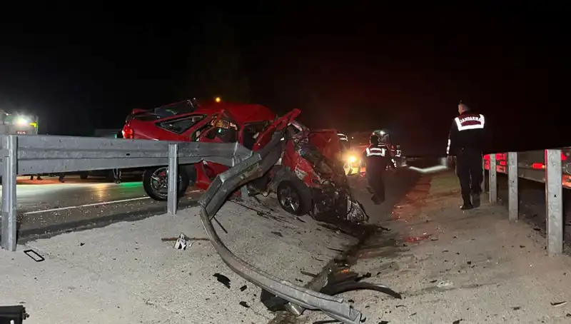 Bariyerlere Çarpan Otomobil Dehşet Saçtı: 2 Can Kaybı