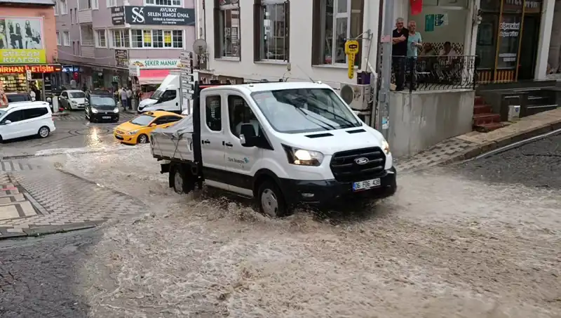 Şiddetli Yağışlar: 10 Dakikada Şehirde Su Baskınları Yaşandı