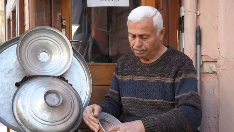 Zamanın Gerisinde Kalan Meslekler: "O Günleri Mumla Arıyoruz"