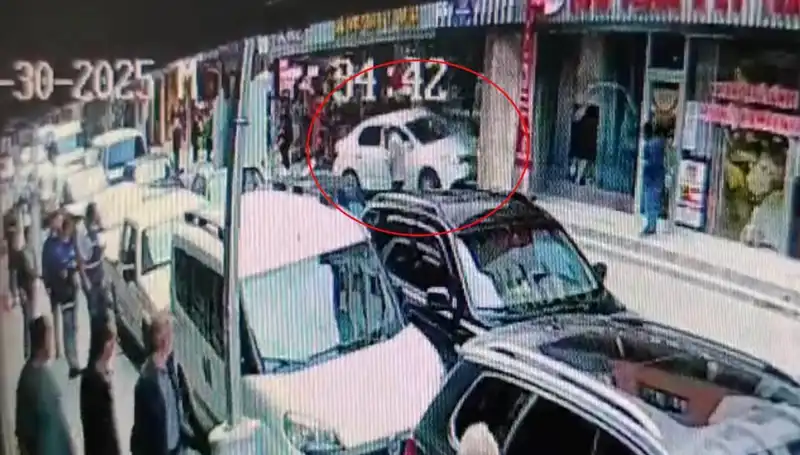 Alkollü Sürücü Mağaza Camını Kırarak İçeri Girdi, İki Çocuğun Hayatı Kurtarıldı