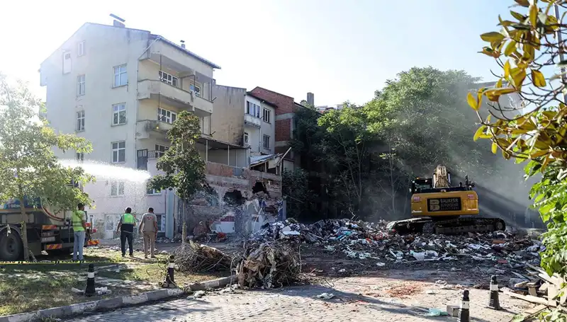 Sındırgı'da Deprem Korkusu: Artçı Sarsıntılar Şehri Ürkütmeye Devam Ediyor