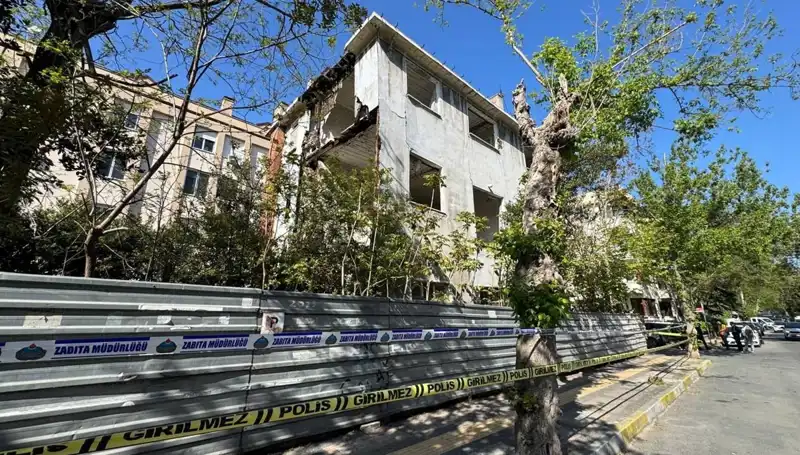 Bakırköy'de Metruk Bina Depremin Ardından Kısmen Çöktü: Olayın Detayları