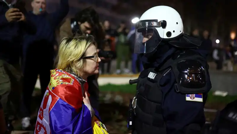 Sırbistan'da Polis, Yasaklı Sonik Silah Kullanarak Gösterileri Bastırdı
