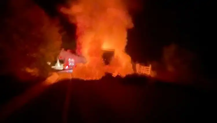 Seyir Halindeki Kamyonet Korkunç Bir Yangına Teslim Oldu!
