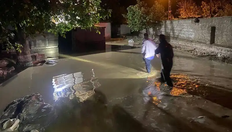 20 Dakikalık Yağış: Sel Felaketi 1 Evi Yıktı, 3 Evde Acil Tahliye!