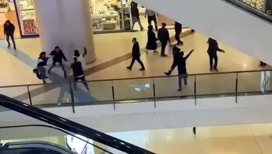 İstanbul'da Alışveriş Merkezinde Yaşanan Kavga Gözleri Üzerine Çekti