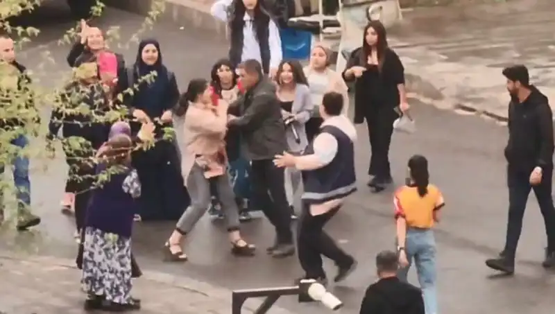 Adliye Önünde Yaşanan Tekmeli Yumruklu Kavga Gözlerin Önünde Gerçekleşti