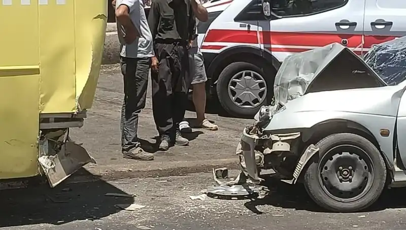 Halk Otobüsü ile Otomobil Çarpıştı: Kazada İki Yaralı Var