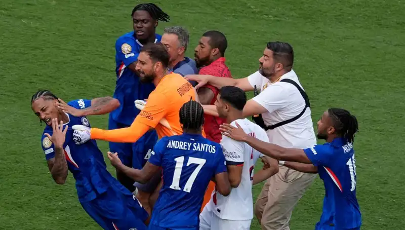 Dev Finalde Skandala Yol Açan Son Dakika Olayı: Teknik Direktörden Futbolcuya Yumruk!